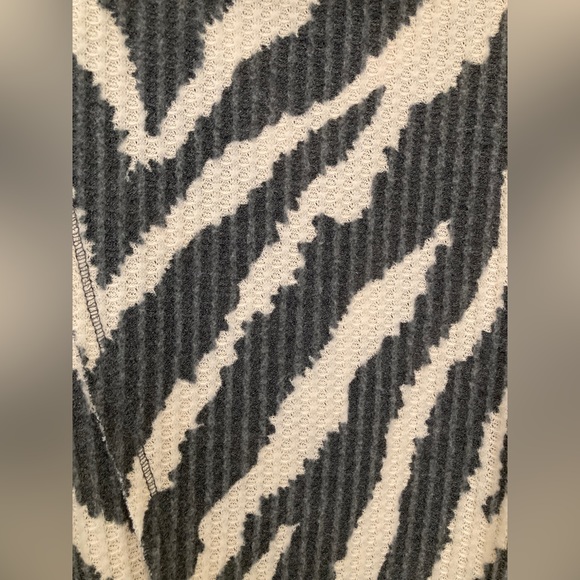 LuLaRoe Kristen Pullover Sweater - Zebra Print - Size S - Picture 7 of 10
